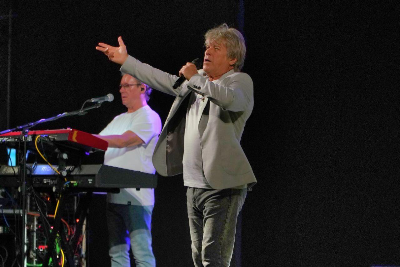 Фото Фанаты рвутся на сцену. В Новосибирске опубликованы кадры с концерта певца Алексея Глызина. ОНЛАЙН 8 - Сиб.ФМ Фото Фанаты рвутся на сцену. В Новосибирске опубликованы кадры с концерта певца Алексея Глызина. ОНЛАЙН 8